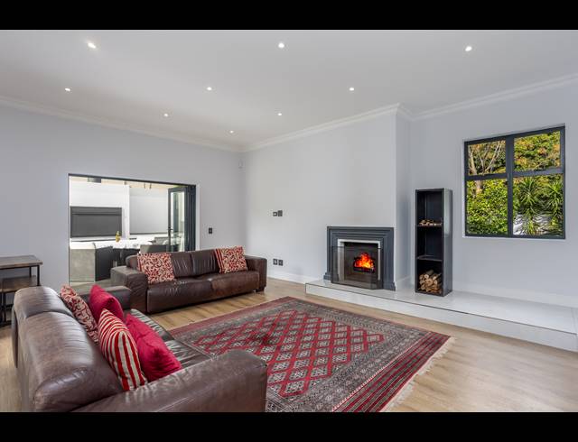 4 BEDROOM HOUSE SOLD IN CONSTANTIA